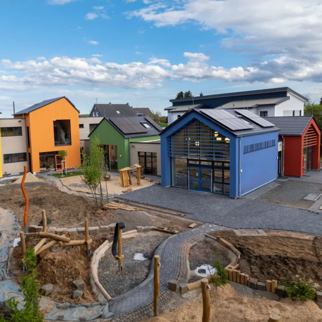 KiTa Burscheid | Nordrhein-Westfalen

Im Rheinisch-Bergischen Kreis wurde im Frühjahr 2023 eine 5-gruppige Kindertagesstätte in Holzbauweise errichtet. Das zweigeschossige Projekt ist eine Kombination aus Holzmassivbauweise (CLT) und Holzrahmenbauweise. Die CLT Außenwände sowie die Satteldachelemente werden mit sichtbaren Holzoberflächen ausgeführt.

Große Fenster sorgen für ein helles und modernes Gebäude. Eine Besonderheit bei den Steildächern ist, dass es sich hierbei um einen liegenden Dachstuhl handelt, bei dem die #hbwCLT Elemente im Wesentlichen nur auf den Außenwänden gelagert werden. Stahlstäbe zwischen den Außenwänden übernehmen die Zugkräfte aus der liegenden Dachkonstruktion.

Bauherr:  DRK-Kreisverband RBK
Architektur: Michael Koppetsch, Burscheid
Tragwerksplanung: NR Ingenieurgesellschaft holztragwerke mbH, Markus Reimann
Holzbau:  @stricker_hausbau 
Werkstattplanung:  @graf.kuebler 
Stababbund und Holzelementbau @graf.kuebler 
CLT / Brettsperrholz: HolzBauWerk Schwarzwald GmbH

 #holzbau #clt #brettsperrholz #nachhaltigkeit #bauenmitholz