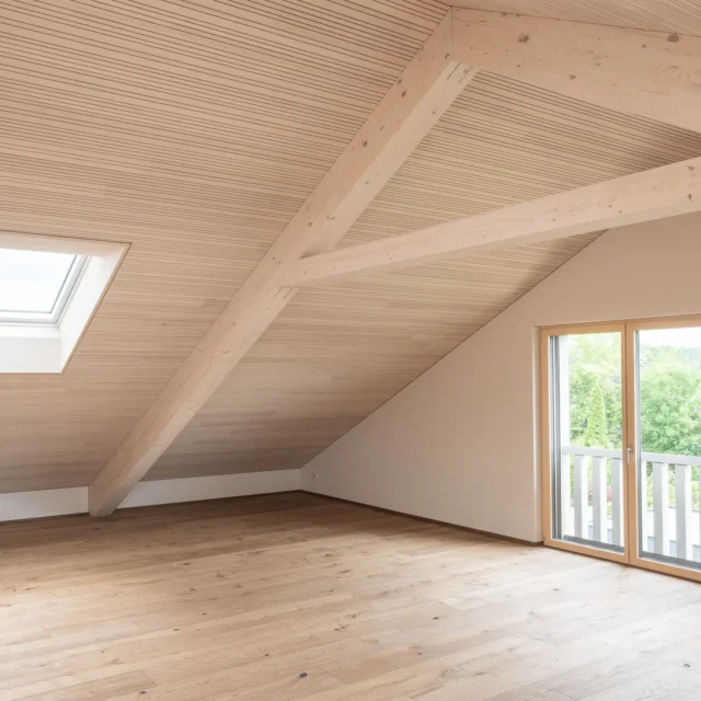 Massivholz trifft Architektur 🪵✨

Dieses Einfamilienhaus vereint klare Linien, edle Materialien und präzises Handwerk:

• CLT-Decke & Dachhaut aus astfreier Weißtanne in Premiumsichtqualität – mit eleganten Akustik-Design-Nuten in den Dachplatten

• Freitragendes Dach auf zwei präzisen Brettschichtholz-Bindern

• Treppenauge aus CLT mit flächenbündig eingefrästem Handlauf

• Außen- & Innenwände in Holzrahmenbauweise mit weißer Oberfläche – perfekt kombiniert mit Eichenparkett
Ästhetik, Funktion & Handwerkskunst in vollendeter Harmonie.

#Massivholz #Brettsperrholz #CLT #hbwCLT #Weißtanne #Premiumsicht #Holzbau #architektur