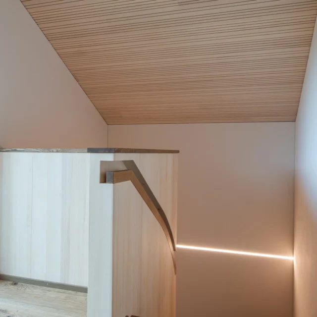 Massivholz trifft Architektur 🪵✨

Dieses Einfamilienhaus vereint klare Linien, edle Materialien und präzises Handwerk:

• CLT-Decke & Dachhaut aus astfreier Weißtanne in Premiumsichtqualität – mit eleganten Akustik-Design-Nuten

• Freitragendes Dach auf zwei präzisen Brettschichtholz-Bindern

• Treppenauge aus CLT mit flächenbündig eingefrästem Handlauf

• Außen- & Innenwände in Holzrahmenbauweise mit weißer Oberfläche – perfekt kombiniert mit Eichenparkett
Ästhetik, Funktion & Handwerkskunst in vollendeter Harmonie.

#Massivholz #Brettsperrholz #CLT #Weißtanne #Premiumsicht #Holzbau #Architektur #hbwCLT