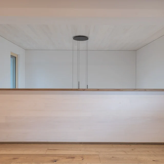 Massivholz trifft Architektur 🪵✨

Dieses Einfamilienhaus vereint klare Linien, edle Materialien und präzises Handwerk:

• CLT-Decke & Dachhaut aus astfreier Weißtanne in Premiumsichtqualität – mit eleganten Akustik-Design-Nuten in den Dachplatten

• Freitragendes Dach auf zwei präzisen Brettschichtholz-Bindern

• Treppenauge aus CLT mit flächenbündig eingefrästem Handlauf

• Außen- & Innenwände in Holzrahmenbauweise mit weißer Oberfläche – perfekt kombiniert mit Eichenparkett
Ästhetik, Funktion & Handwerkskunst in vollendeter Harmonie.

#Massivholz #Brettsperrholz #CLT #hbwCLT #Weißtanne #Premiumsicht #Holzbau #architektur