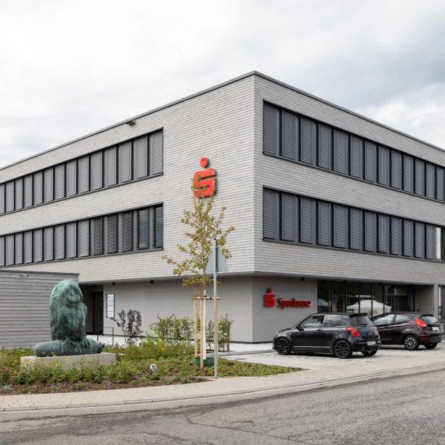 Regionalität in ihrer schönsten Form. 🌲

Die neue Sparkasse Ettenheim verbindet moderne Architektur mit regionaler Verantwortung:
Wände, Decken und Flachdach aus CLT in heimischer Weißtanne und Fichte, gefertigt aus Schwarzwaldholz.
Sichtbare Holzoberflächen in Wohnsichtqualität und Akustikdecken aus Weißtanne schaffen eine natürliche, ruhige Atmosphäre – ein Ort, der Vertrauen und Beständigkeit ausstrahlt.

Architektur: Lehmann Architekten | Offenburg
Bauherr: @sparkasse.offenburg 

#Holzbau #CLT #hbwCLT #Weißtanne #Fichte #NachhaltigBauen #Schwarzwaldholz #Architektur