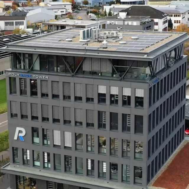 Polyrack Tower – 6 Stockwerke Innovation aus Holz. 🌲🏢

Die @polyrack_karriere baut in Straubenhardt ein Mehrzweckgebäude in moderner Holzhybridbauweise: Café, Zahnarzt, Dentallabor und flexible Büroflächen – alles unter einem Dach.

Mit einer offenen Tragstruktur, wenigen Stützen aus BSH sowie Wänden und Decken aus regionalem hbwCLT aus dem Schwarzwald setzen Horst und Andreas Rapp auf Qualität und echte Nachhaltigkeit.

Architektur: @morlock.architekten 
Tragwerksplanung: @harreringenieure 
Holzbau: @holzbau_grossmann | Höfen an der Enz

#PolyrackTower #holzbau #holzhybrid #hbwCLT #CLT #schwarzwaldholz #NachhaltigBauen #holzbauoffensive #innovationimholzbau #architektur