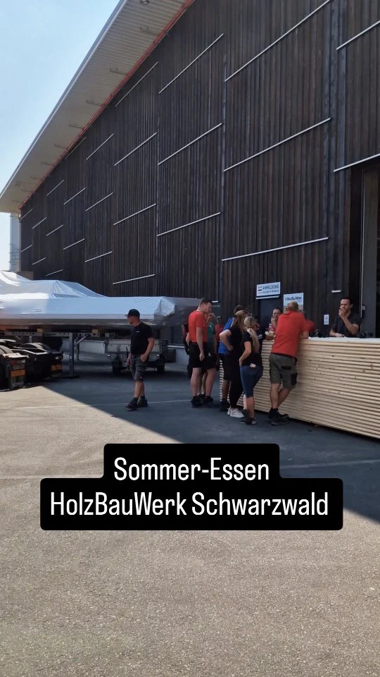 Sommer-Essen beim HolzBauWerk Schwarzwald ☀️

Gemeinsam haben wir auf das letzte Halbjahr zurückgeblickt. Neben aktuellen Projekten standen auch unsere Ziele für die Zukunft, Investitionen, laufende Umbauarbeiten, neue Kolleginnen und Kollegen sowie die aktuelle Marktlage im Fokus.

Im Anschluss gab es leckere Pizzen und kühle Getränke bei guter sommerlicher Stimmung. 

Vielen Dank an unser gesamtes Team für den täglichen Einsatz und die Osteria Freudenstadt für die hervorragende Verpflegung. 

#holzbauwerkschwarzwald #holzbau #handwerk #holzbaudeutschland #teamwork