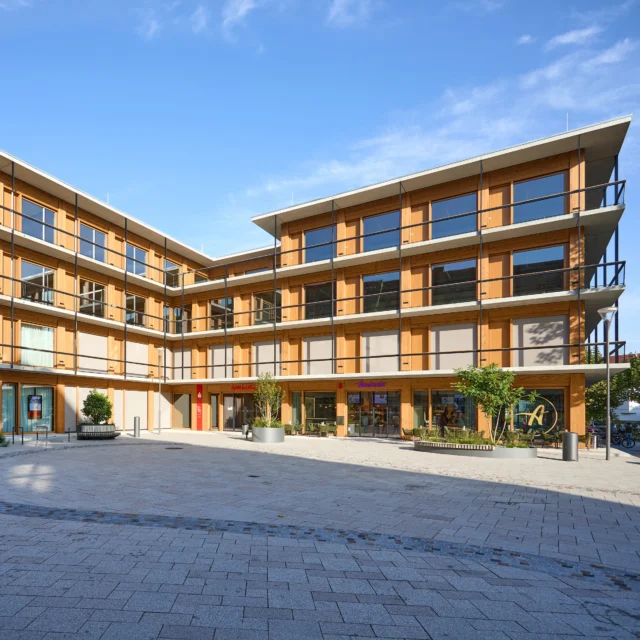 Neubau Sparkasse in Achern

Das neue Kundenzentrum der @sparkasse.offenburg in Achern wurde in moderner Holz- Beton - Hybridbauweise erstellt.

Der Neubau mit rund 3.100 Quadratmetern Nutzfläche steht für moderne Architektur, Energieeffizienz – und ein klares Bekenntnis zum Standort Achern.

Stützen und Unterzüge aus Brettschichtholz tragen die Holzbeton- Verbunddecken. Diese HBV- Decken wurden mit #hbwCLT #Brettsperrholz in der Zugzone und Beton in der Druckzone hergestellt. 

Natürliche Materialien wurden auch bei der Gebäudehülle verwendet. So sorgen Fenster und Fassadenelemente aus Holz für ein harmonisches und warmes Erscheinungsbild mitten in der Stadt. 

Die Sparkasse steht als regionales Kreditinstitut für Wertschöpfung und Partnerschaft in der Region. Mit unserm hbwCLT konnten wir den wegweisenden Neubau mit Brettsperrholz aus dem Schwarzwald beliefern. #ausderregionfürdieregion 

Projektdaten

Referenz: Sparkasse | Achern | 2024 / 2025

Bauweise: Hybridbauweise mit CLT-Betonverbunddecken

Bauherr: Sparkasse Offenburg/Ortenau

Architektur: harter + kanzler & partner ARCHITEKTEN | Freiburg & Haslach i.K.

Tragwerksplanung: @isenmann_ingenieur GmbH | Haslach

CLT / Brettsperrholz: HolzBauWerk Schwarzwald GmbH

Holzbau: @rendlerbaut | Offenburg

Bildurheber: © Jigal Fichtner

#Massivholz #Brettsperrholz #CLT #Weißtanne #hybridbau #hbvdecke #Holzbau #Architektur #hbwCLT #schwarzwald